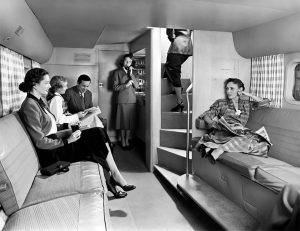 La lounge del ponte inferiore dello Stratocruiser disponeva di un bar dove i passeggeri potevano acquistare cocktail o bibite analcoliche.