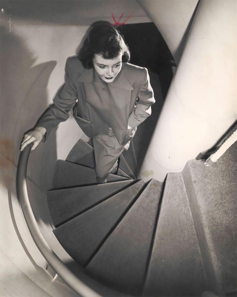 Una caratteristica unica del Boeing 377 Stratocruiser era la sua lounge e il bar al piano inferiore, raggiungibili tramite una scala a chiocciola.