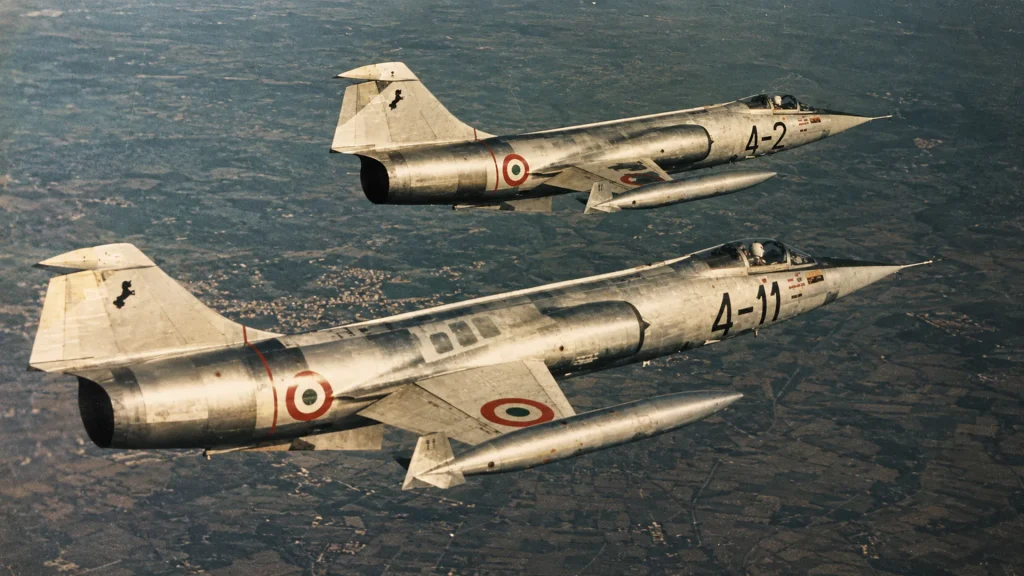 Una coppia di F-104G Starfighter ancora  in livrea "Metallo" dell'Aeronautica Militare.