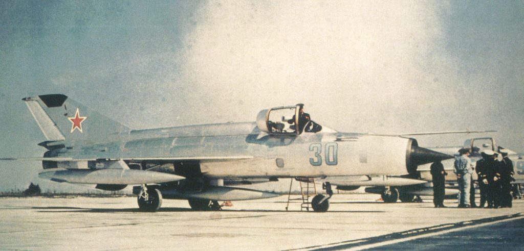 MiG-21PFS dell'Aeronautica Sovietica fotografato durante gli anni della Guerra Fredda. La silhouette estremamente compatta evidenzia la filosofia progettuale dell'OKB Mikoyan-Gurevich: una fusoliera costruita attorno al turbogetto Tumanskij e ottimizzata per raggiungere elevate prestazioni supersoniche con il minimo ingombro possibile.