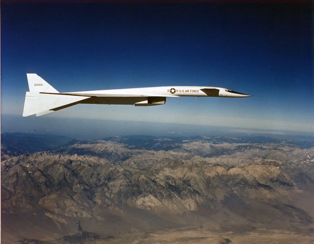 Il North American XB-70A Valkyrie (S/N 62-0001) in volo. Si notano le estremità alari ripiegate. (U.S. Air Force photo)