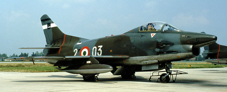 FIAT G.91R/1B 2-03/MM6409, n/c 213, del 14° Gruppo del 2° Stormo dell’Aeronautica Militare, sulla linea di volo della base di Treviso/Sant’Angelo, il 16 maggio 1987, per la celebrazione delle 200.000 ore di volo dei G 91R del 2° Stormo AMI. (Aeromedia)