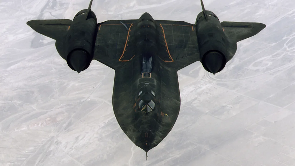 Immaine in volo di un SR-71 Blackbird, si notano le Chines e soprattutto la linea avveniristica.