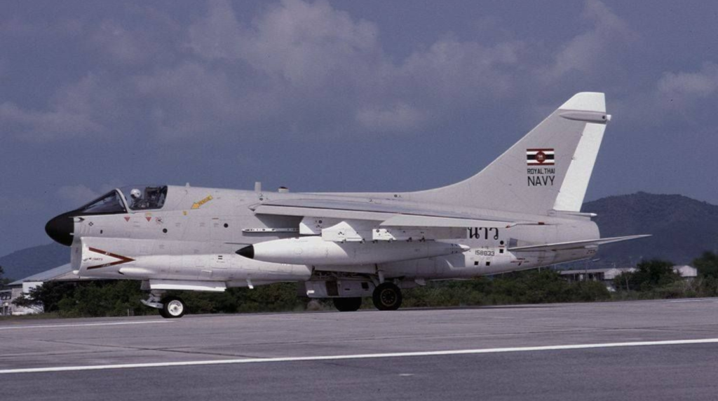Cacciabombardiere monoposto LTV A-7E Corsair II numero 156833 della Royal Thai Navy alla base di U Tapao