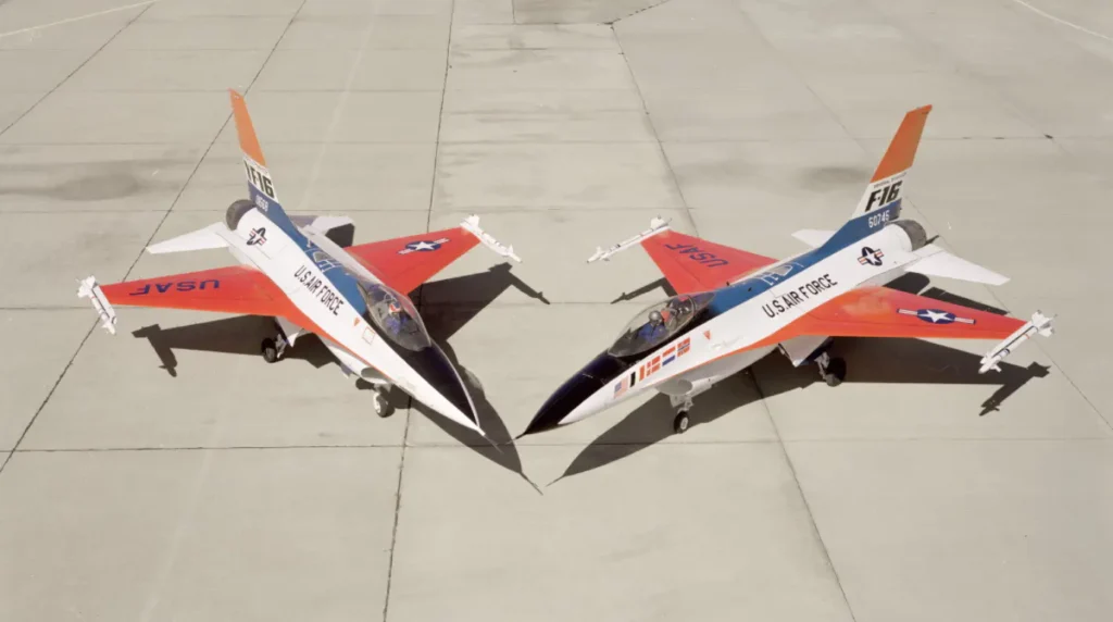 I due unici prototipi YF-16 costruiti per il programma Lightweight Fighter (LWF) affiancati sulla pista della Edwards AFB nel 1974: il velivolo s/n 72-1568 (a sinistra) e il velivolo s/n 72-1567 (a destra). (Foto: U.S. Air Force)