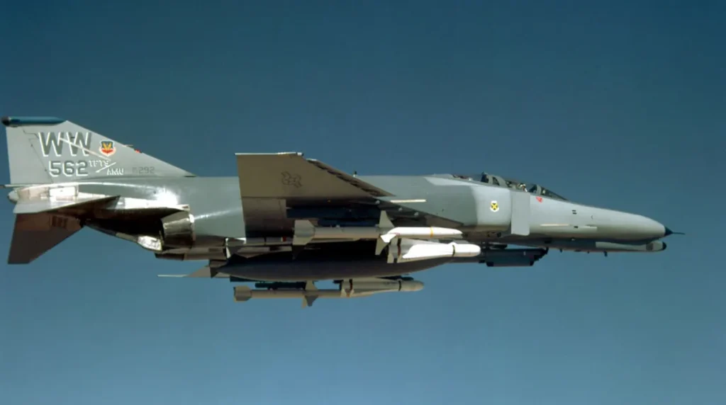 Un F-4G del 37th Tactical Fighter Wing. La dotazione è molto più moderna: 2 AGM-65 Maverick e 2 AGM-88 HARM, si notano anche Missili AIM-7F Sparrow sotto la fusoliera per autodifesa. Un F-4G del 37th Tactical Fighter Wing. La dotazione è molto più moderna: 2 AGM-65 Maverick e 2 AGM-88 HARM, si notano anche Missili AIM-7F Sparrow sotto la fusoliera per autodifesa.