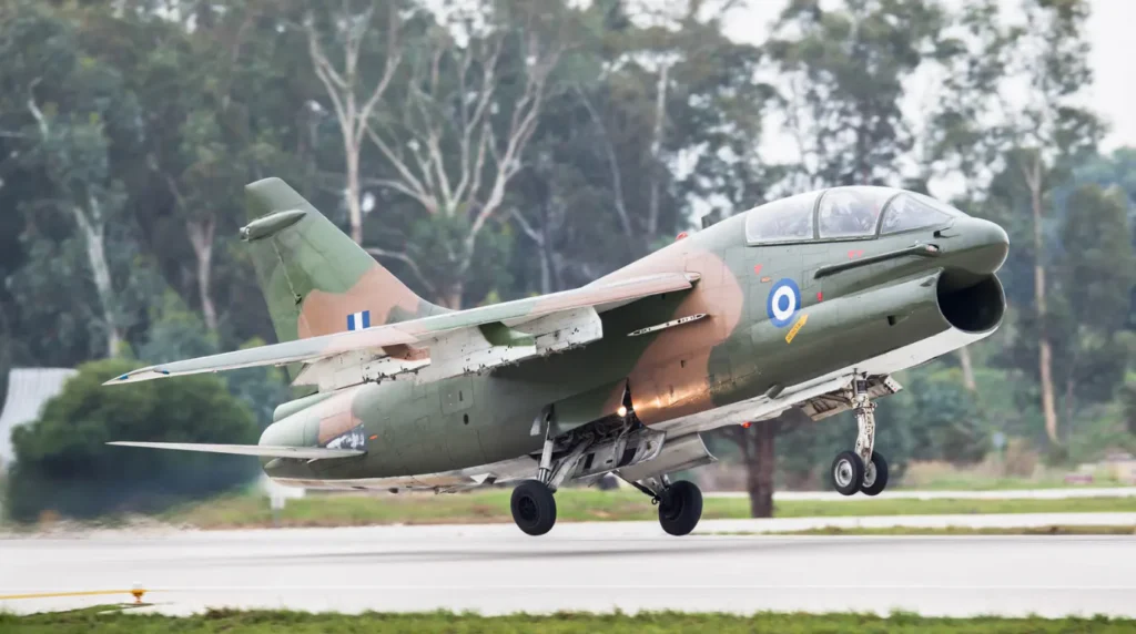 Decollo cacciabombardiere biposto LTV TA-7C Corsair II della Hellenic Air Force alla base aerea di Araxos