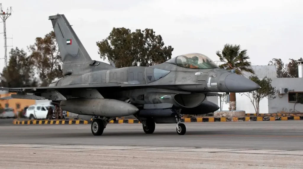 Un F-16E Desert Falcon (Block 60) delle forze aeree degli Emirati Arabi Uniti ripreso durante le operazioni a terra. Questa variante, sviluppata in esclusiva per Abu Dhabi, si distingue visivamente per i serbatoi di carburante conformi (CFT) installati sul dorso della fusoliera, che estendono il raggio d'azione senza penalizzare l'aerodinamica. (Foto: UAE Air Force)