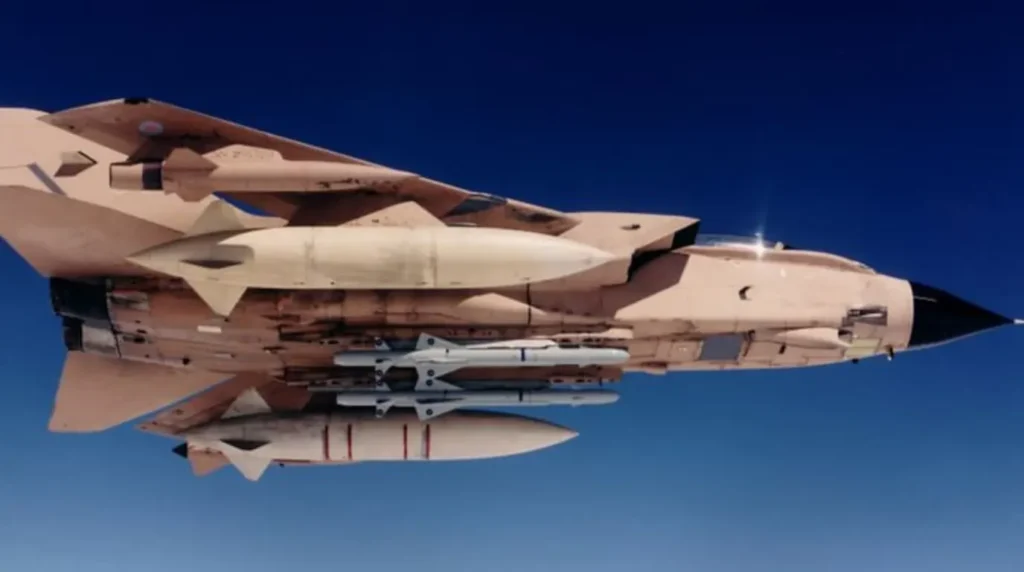 Un tornado Gr.1 durante la "Desert Storm" si notano i due Alarm ai piloni ventrali. (Foto: Royal Air Force) Un tornado Gr.1 durante la "Desert Storm" si notano i due Alarm ai piloni ventrali. (Foto: Royal Air Force)