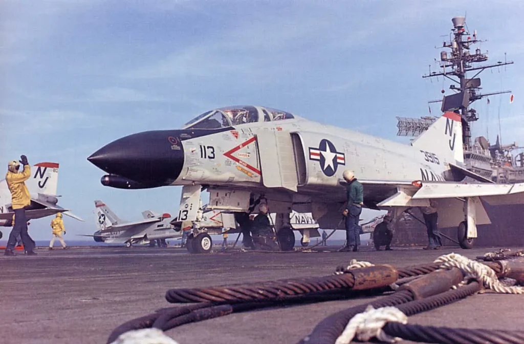 Un F-4B Phantom II, numero di serie 153915, pronto al decollo da una portaerei non identificata durante il suo servizio nel VF-121, lo squadrone di addestramento per la flotta di F-4 della costa occidentale. (Foto: National Naval Aviation Museum)