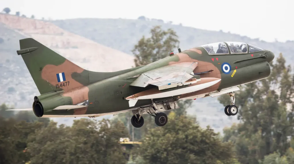 Cacciabombardiere biposto LTV TA-7C Corsair II numero 154477 della Hellenic Air Force in volo