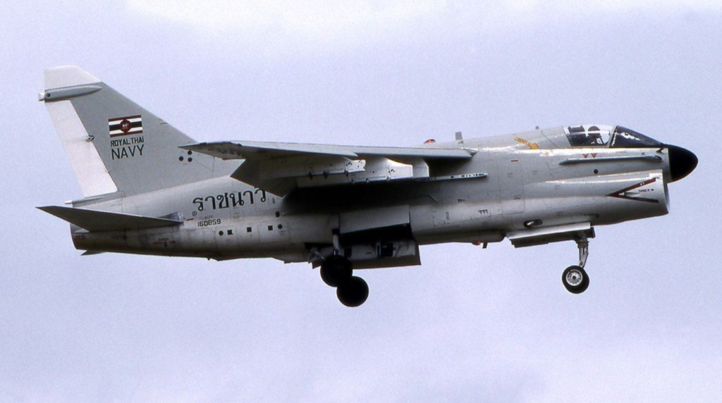Cacciabombardiere monoposto LTV A-7E Corsair II numero 160859 della Royal Thai Navy in fase di atterraggio