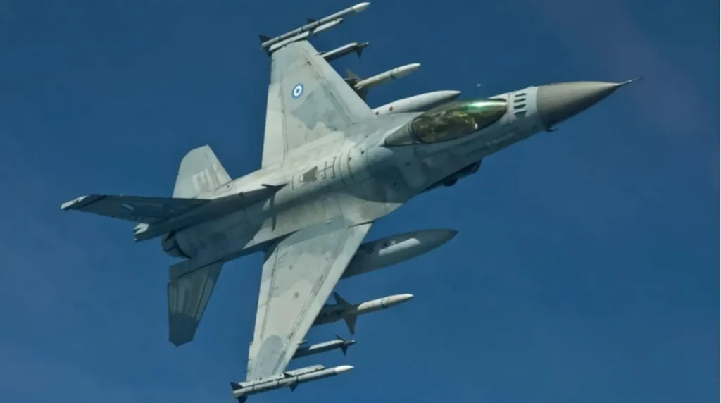 Vista ravvicinata in volo di un F-16C dell'Aeronautica Militare Ellenica, caratterizzato dalla celebre livrea mimetica "Aegean Ghost". (Foto: Hellenic Air Force)