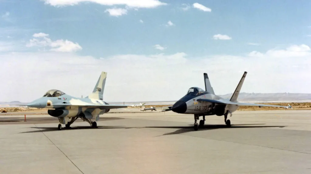 I due contendenti del programma Lightweight Fighter (LWF) sulla linea di volo di Edwards nel 1974: a sinistra il secondo prototipo dell'YF-16 (s/n 72-1568) in livrea mimetica azzurra e a destra il primo prototipo del Northrop YF-17 Cobra (s/n 72-1569). (Foto: U.S. Air Force)