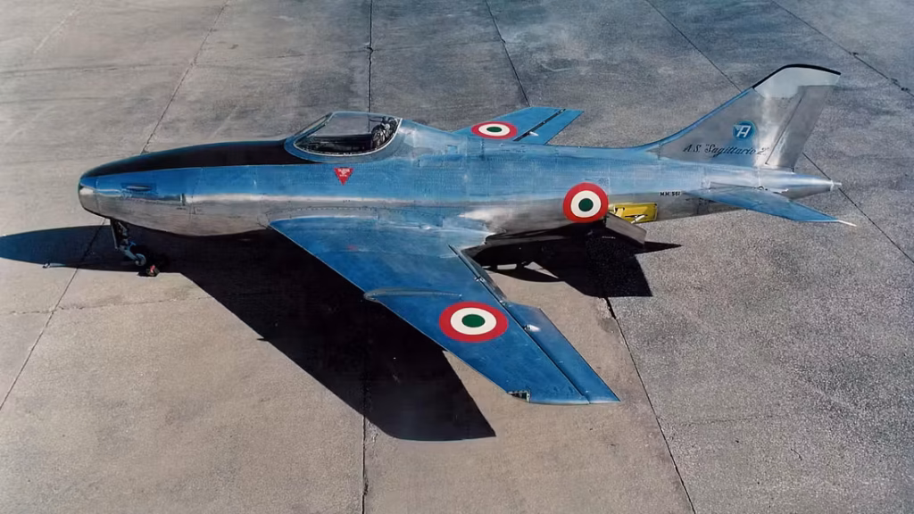 Foto del Saggittario 2 a colori, si notano gli aerofreni aperti. (Foto: Centro di documentazione storica, Leonardo Velivoli)