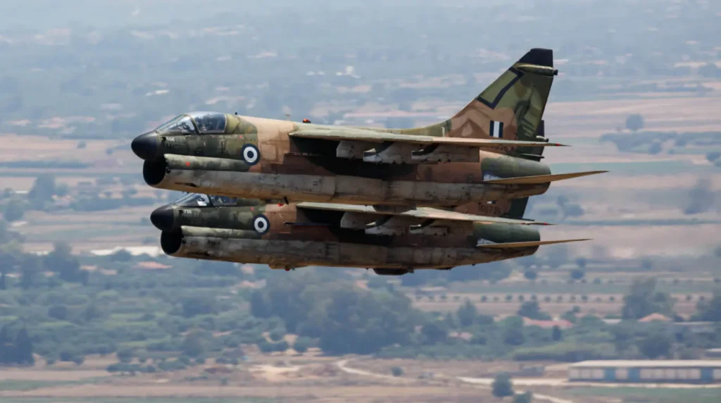 Formazione stretta a bassa quota di due cacciabombardinieri LTV A-7E Corsair II della Hellenic Air Force
