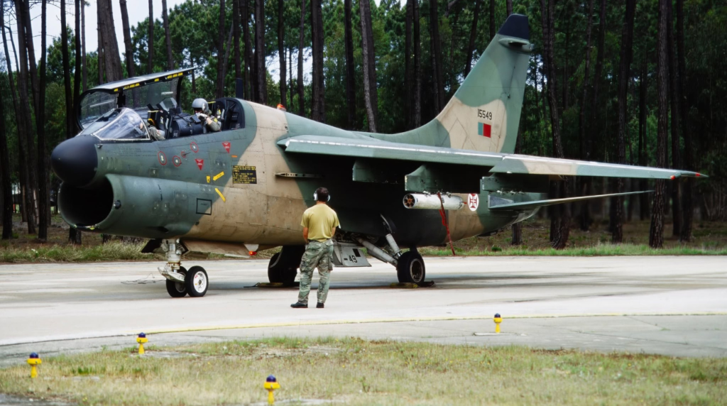 Cacciabombardiere biposto LTV TA-7P Corsair II numero 15549 Forca Aerea Portuguesa base Monte Real