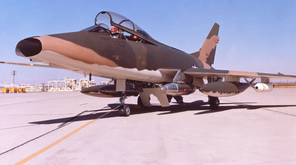 F-100F Super Sabre con l'allestimento per missioni WIld Weasel.