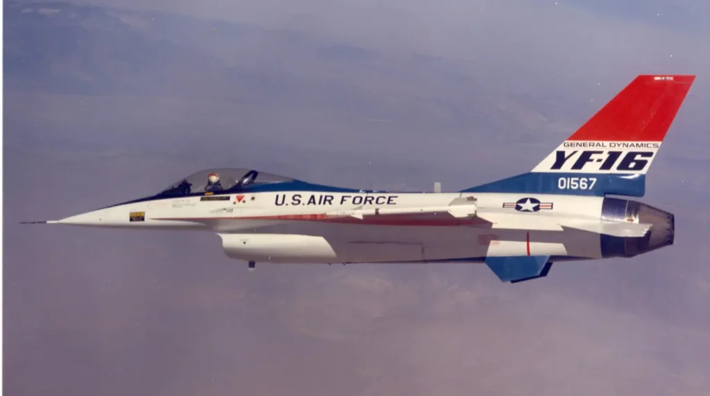 Il primo prototipo del General Dynamics YF-16 (s/n 72-1567) in volo di prova sopra la base aerea di Edwards nel febbraio 1974, caratterizzato dalla vistosa livrea da esibizione bianca, rossa e blu. (Foto: U.S. Air Force)