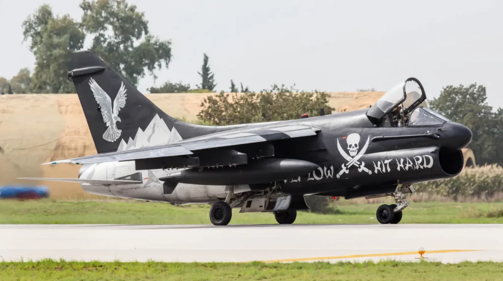 Cacciabombardiere LTV A-7E Corsair II greco livrea speciale nera The Last Pirates base Araxos