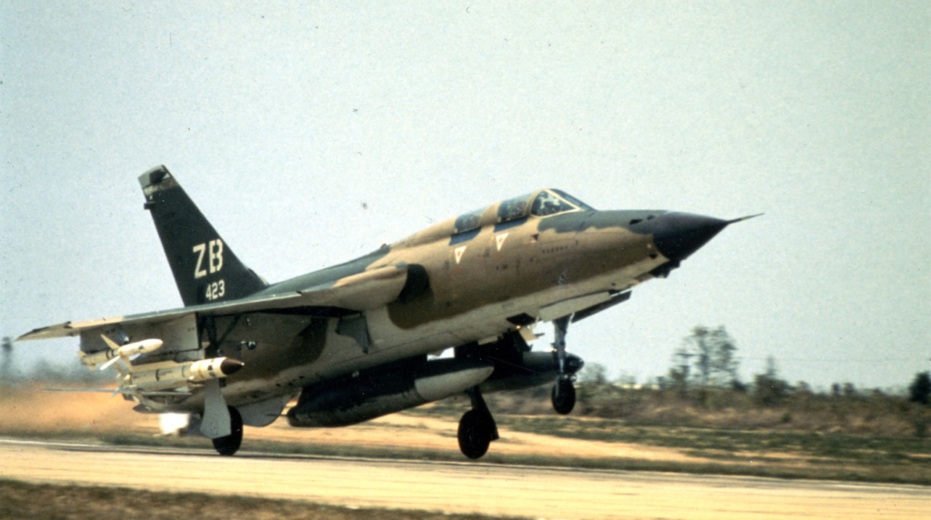 In questa foto un F-105F del 128Th TFS mostra la tipiaca dotazione er le missioni Wild Weasel: 2 AGM-45 SHRIKE e 2 AGM-78 ARM.