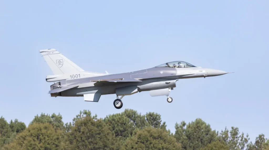 Il primo esemplare monoposto di F-16C Block 70 (matricola 1001) ordinato dalla Slovacchia ripreso in volo di trasferimento. Questo velivolo di ultima generazione fa parte del pacchetto di 14 macchine acquistate da Bratislava per modernizzare la propria linea da caccia e sostituire definitivamente i vecchi MiG-29 di epoca sovietica. (Foto: Lockheed Martin)