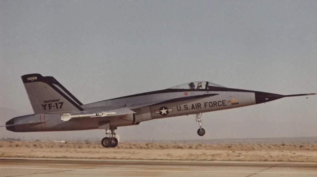 Il prototipo bimotore Northrop YF-17 Cobra (s/n 72-1569) catturato nell'istante esatto del suo primo decollo ufficiale sulla pista della Edwards AFB, 9 giugno 1974. (Foto: U.S. Air Force)