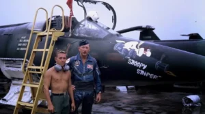 "Snoopy Sniper" l'F-104C del Maj. Herb Drisko accanto allo specialista.