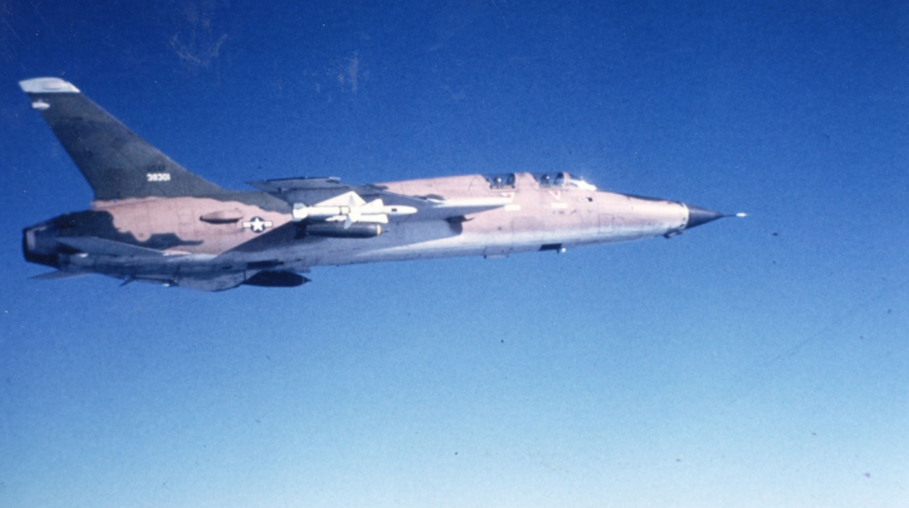 Un F-105F con un altra dotazione per missioni Wild Weasel: Bombe M117 e missili Standard ARM.
