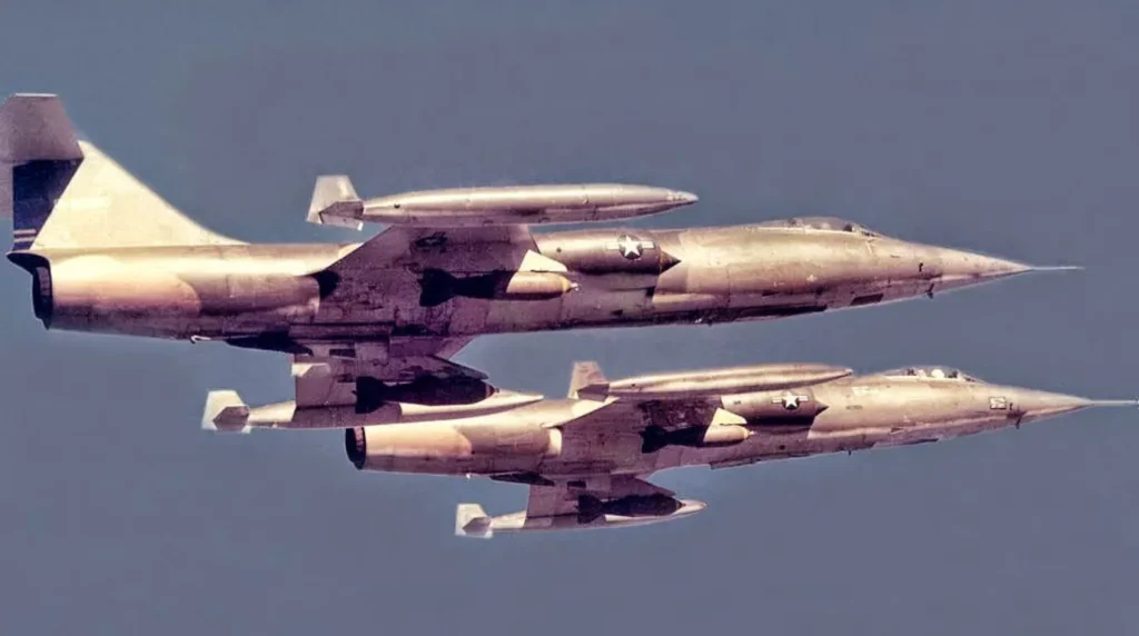 Una coppia di F-104 sui cieli del Laos, sotto i piloni subalari due bombe due bombe M117 .