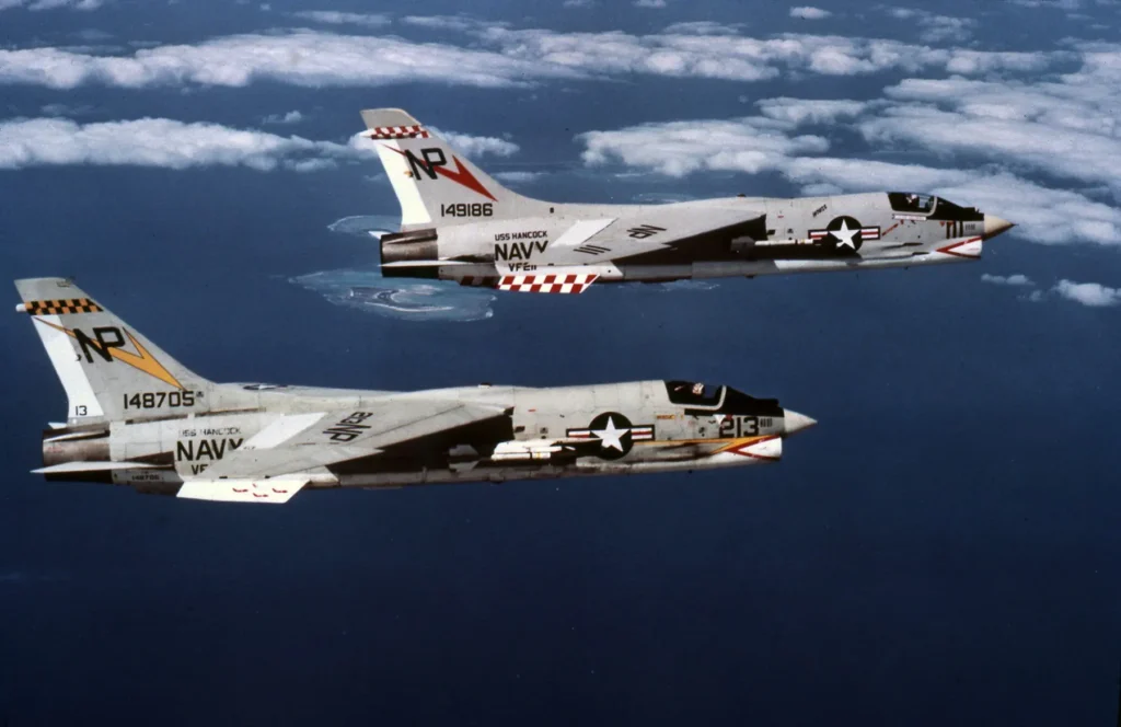 Una coppia di Vought F-8D Crusader.
