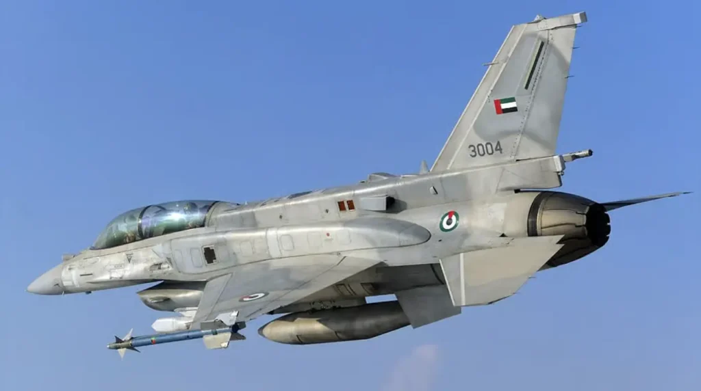 Un esemplare biposto di F-16F Desert Falcon (Block 60, matricola 3004) delle forze aeree degli Emirati Arabi Uniti ripreso in volo. L'inquadratura evidenzia l'ugello di scarico del potente motore General Electric F110-GE-132, i serbatoi conformi (CFT) e la dorsal spine, elementi distintivi di questa variante esclusiva sviluppata per Abu Dhabi. (Foto: UAE Air Force)