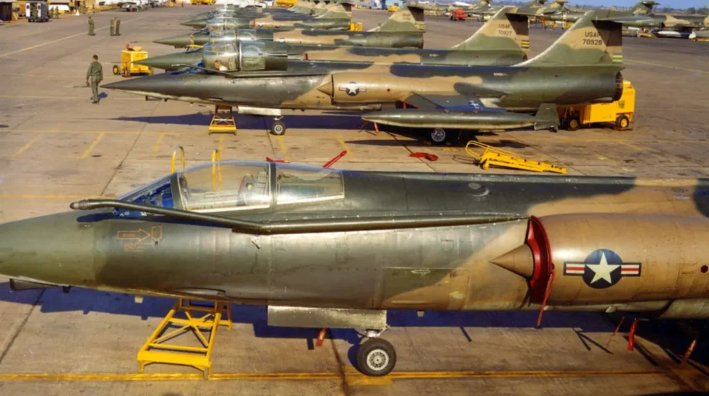 Uno schieramento di F-104C Starfighter ad Udorn.