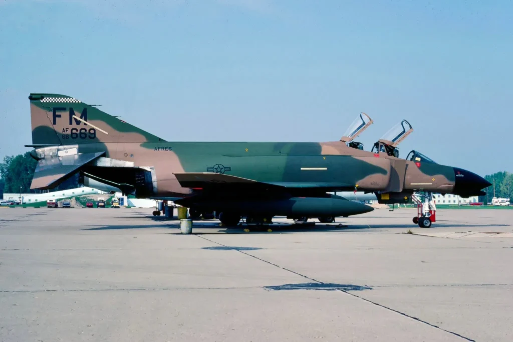 McDonnell Douglas F-4D 66-7669/FM del 93rdTFS. (Collection Michael Kronemeyer) .