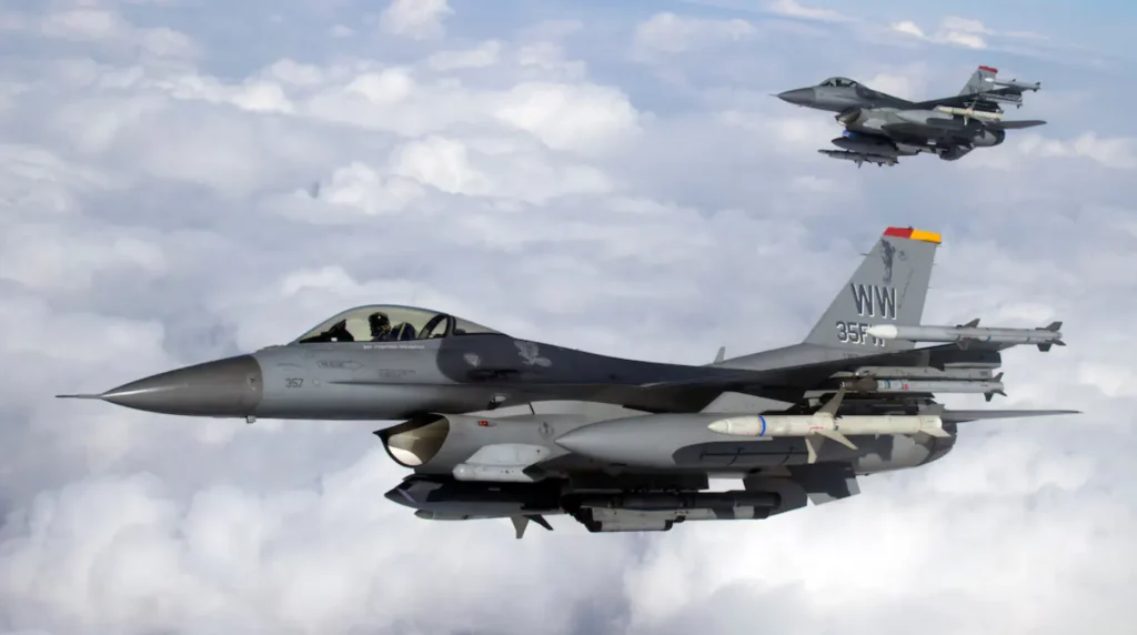 Una coppia di F-16CJ del 35Th FW, in tipica configurazione SEAD. (Foto: USAF/ Jake Melampy) Una coppia di F-16CJ del 35Th FW, in tipica configurazione SEAD.
(Foto: USAF/ Jake Melampy)