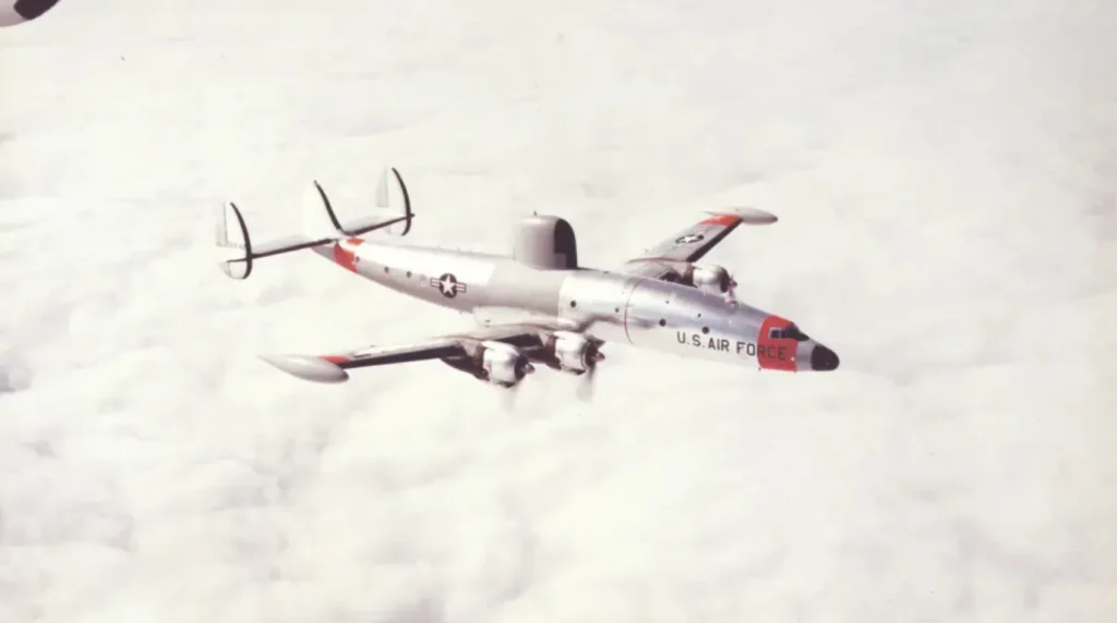 Un EC-121D "Warning Star" pattuglia il Pacifico nel 1967. 