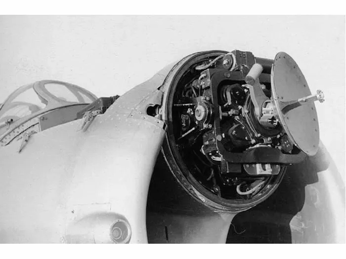 La foto mostra l'alloggiamento dellìappartato radar del MiG-17P.