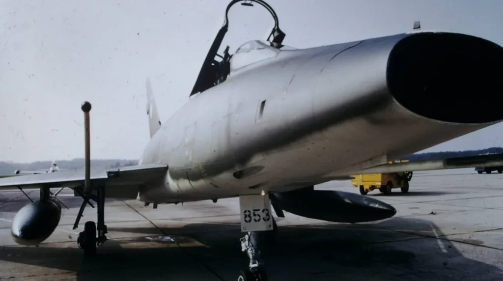 Primo piano di un F-100 Super Sabre senza allestimento, si nota sotto la presa d'aria l'assenza del dispositivo citato nella prima foto.