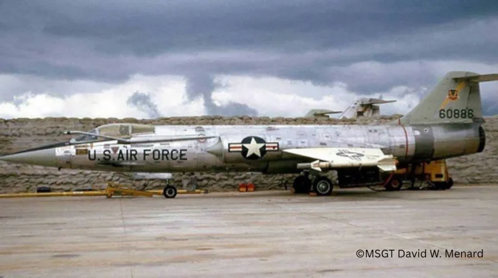 F-104C Starfighter 5-LO SN 56-0886 del 479° TFW, uno dei primi Starfighter arrivati a Da Nang nell'aprile del 1965.