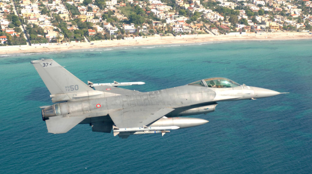 General Dynamics F-16A Block 15 ADF dell'Aeronautica Militare Italiana (matricola militare MM7250, codice di carro 37-50 del 37° Stormo) mentre pattuglia in volo il litorale siciliano nei pressi di Trapani. (Foto: Aeronautica Militare)