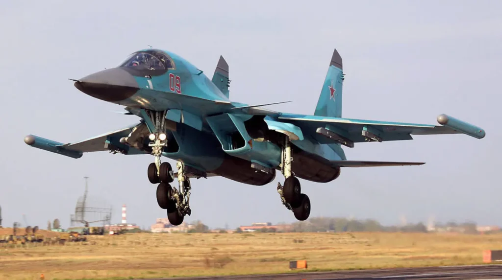 Un Sukhoi Su-34 (09 Red).© Mil.ru - si notano i Pod Khibiny alle estremità alari.
