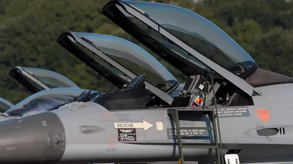 Dettaglio ravvicinato della cabina di pilotaggio di un caccia F-16 Fighting Falcon con il tettuccio a bolla completamente sollevato. Guardando di profilo la struttura interna dell'abitacolo, si nota chiaramente la celebre inclinazione nativa di 30 gradi dello schienale del sedile eiettabile ACES II rispetto alla linea verticale dell'aereo.  (Foto: USAF)