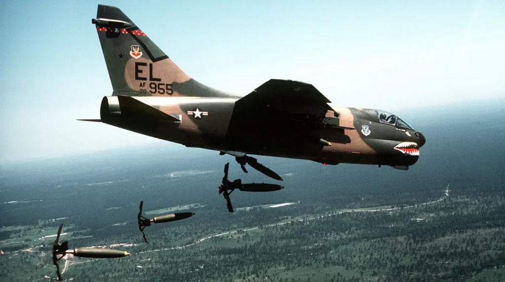 Un A-7D Corsair II del 76th TFS mentre sgancia bombe Mk 82 (Maggio 1980). / Fonte: US Department of Defense (DoD) photo by TSGT Billy Cone.