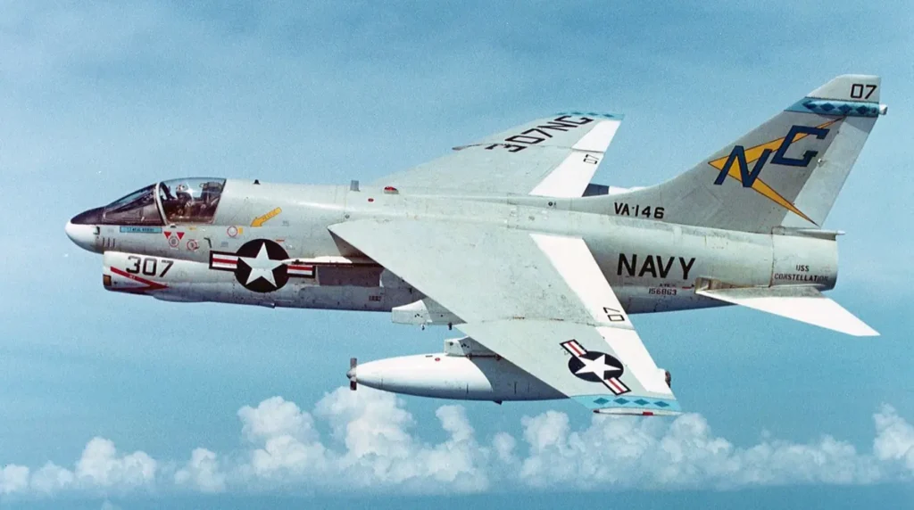 Cacciabombardiere imbarcato LTV A-7E Corsair II del VA-146 Blue Diamonds in volo dalla portaerei USS Constellation