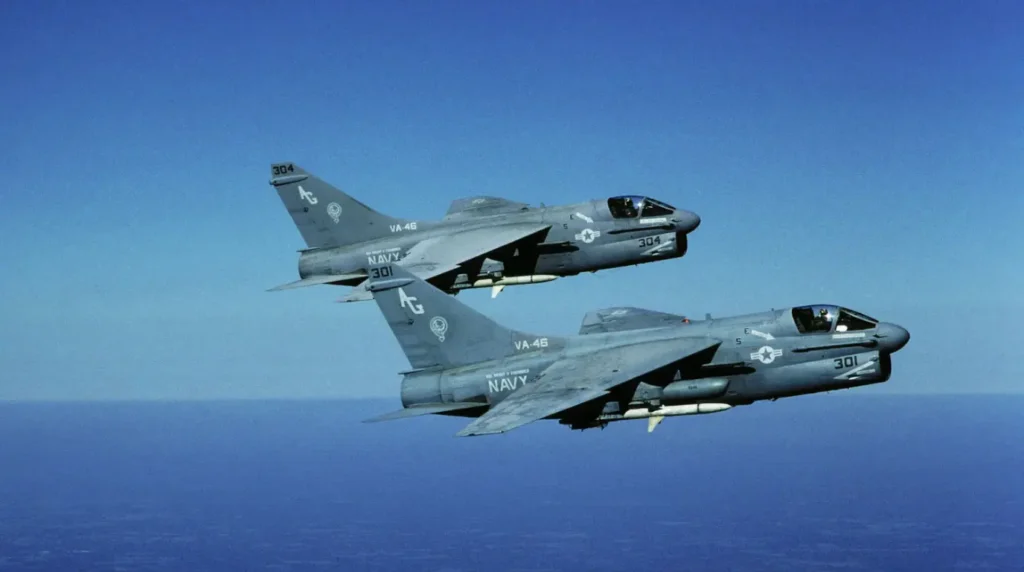 Formazione in volo di due cacciabombardinieri imbarcati LTV A-7E Corsair II del VA-46 Clansmen