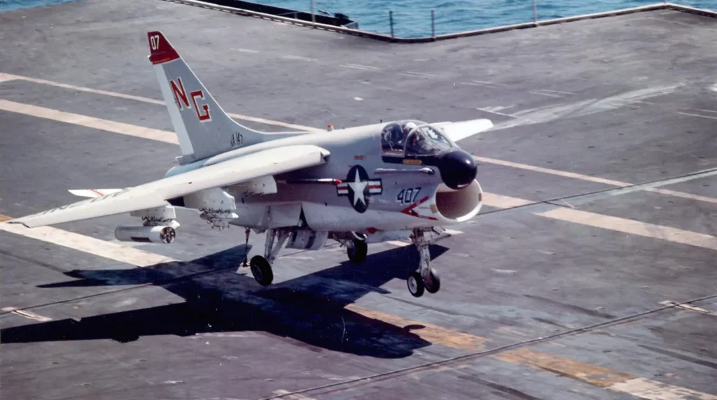 Appontaggio di un cacciabombardiere imbarcato LTV A-7E Corsair II del VA-147 Argonauts sulla portaerei USS Constellation