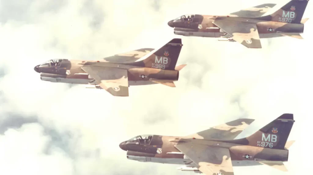 Formazione in volo di tre cacciabombardinieri LTV A-7D Corsair II USAF del 354th Tactical Fighter Wing