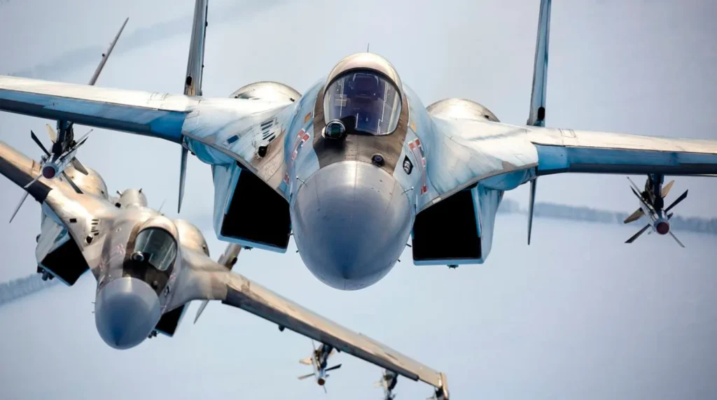 Due caccia multiruolo russi di generazione 4++ Sukhoi Su-35S Flanker-E ripresi in volo ravvicinato; sul muso del velivolo in primo piano si nota la torretta del sistema optoelettronico passivo OLS-35 (Foto: UAC)