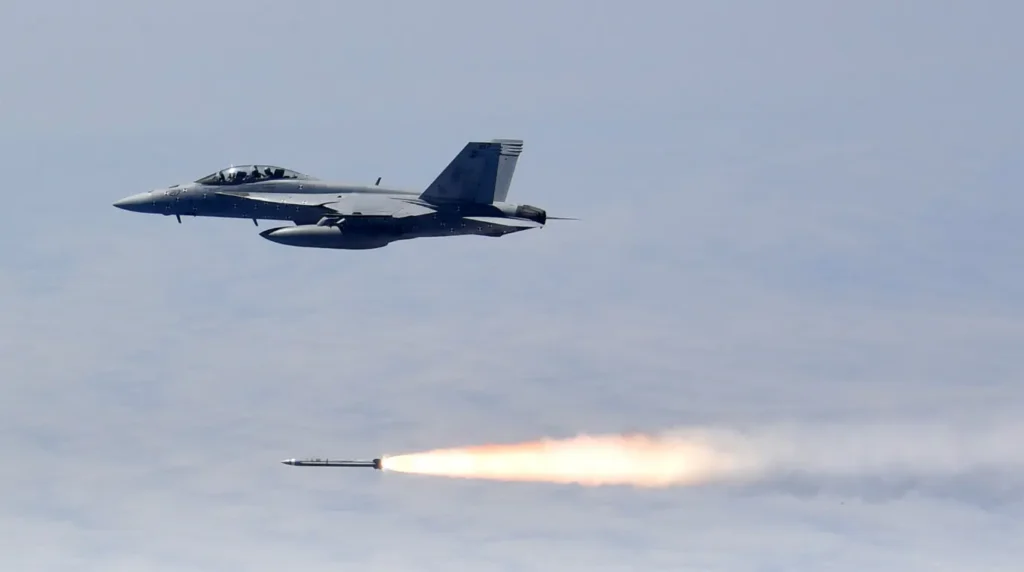 Un F/A-18F Super Hornet della US NAVY lancia un AGM-88G durante le prove di valutazione. ©Northrop Grumman