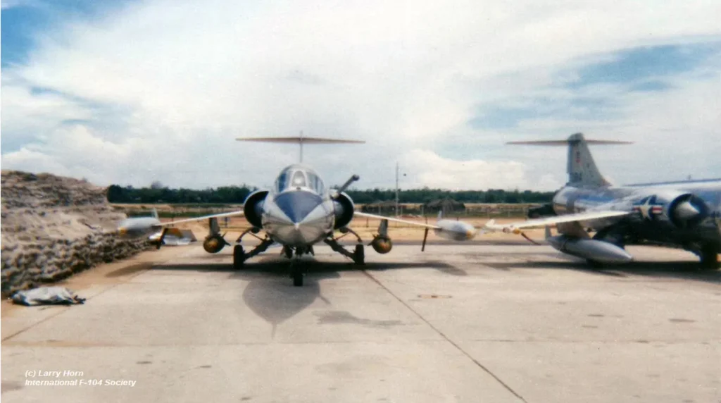Un F-104 Starfighter in configurazione da attacco con due bombe M117 da 750 libbre (340 Kg).